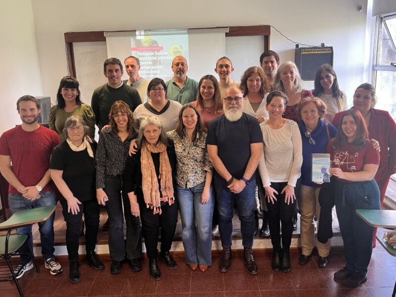 Grupo de personas paradas en un aula