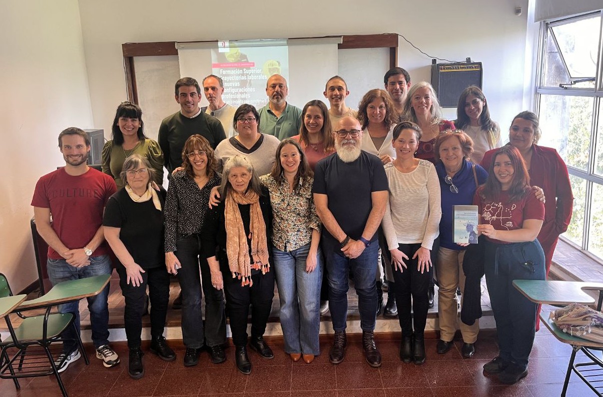 Grupo de personas paradas en un aula